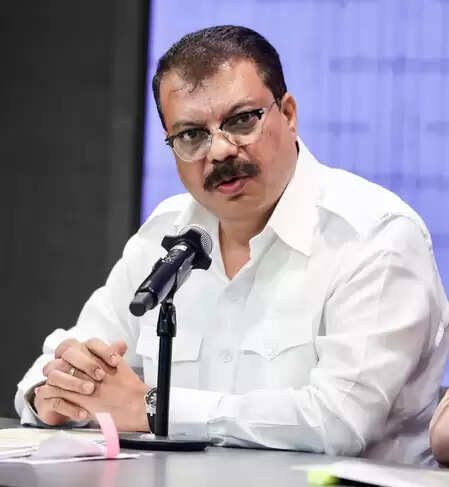 न तो किसानों को फसल का उचित मुआवजा मिल पा रहा है और न ही खाद: उमंग सिंघार