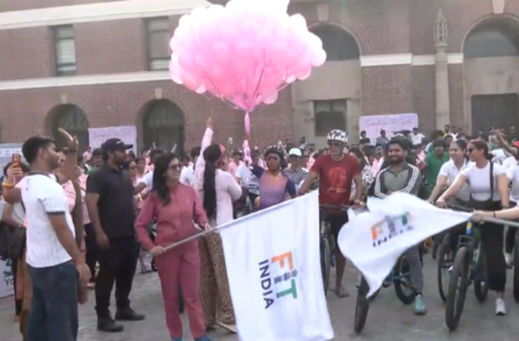 'फिट इंडिया संडे ऑन साइकिल': मिलिंद सोमन महिला प्रतिभागियों के साथ शामिल हुए