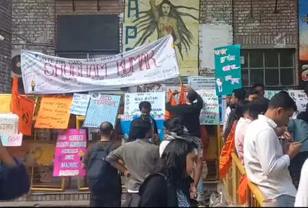 जवाहरलाल नेहरू विश्वविद्यालय में छात्रसंघ चुनाव के लिए मतदान जारी