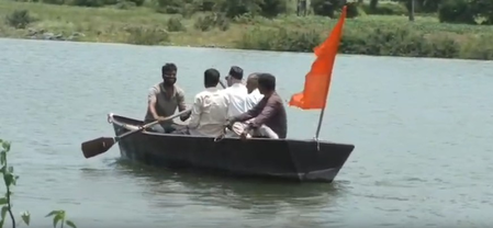 महाराष्ट्रः खेत में जाने के लिए रास्ता हुआ बंद तो किसानों ने खरीदी नाव