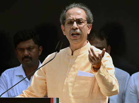 किसानों की बढ़ती मुश्किलों को लेकर शिवसेना (यूबीटी) ने महाराष्ट्र सरकार पर साधा निशाना