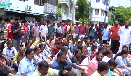 ईडी की छापेमारी के विरोध में विजयन के घर के बाहर सीपीआई(एम) का प्रदर्शन, चेन्निथला ने किया पलटवार