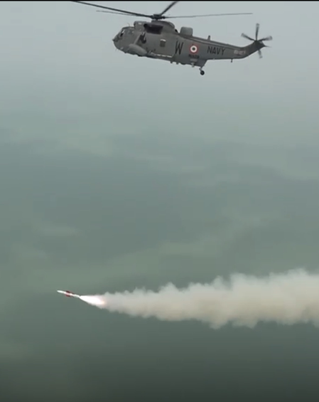 हेलिकॉप्टर से दागी दो नेवल एंटी-शिप मिसाइल, भारत ने दिखाई सैन्य ताकत