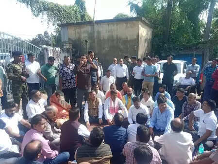 धनबाद में कारोबारी से लूट और फायरिंग पर व्यापारियों का फूटा गुस्सा, बंद रहीं सैकड़ों दुकानें