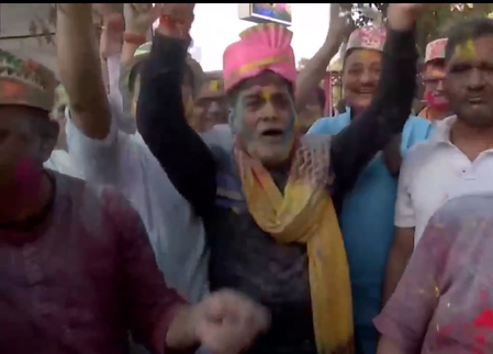 बिहार में होली की धूम, कृषि मंत्री रामकृपाल यादव ने गांधी मैदान में समर्थकों के साथ खेली होली