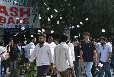 डूसू चुनाव: दिल्ली विश्वविद्यालय में वोटिंग जारी, कैंपस व कॉलेजों के बाहर जुटे छात्र