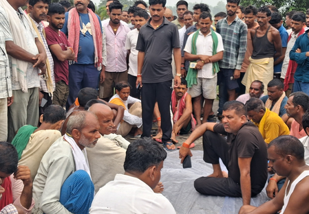 झारखंड के चतरा में शिक्षक का शव मिलने से सनसनी, हत्या का आरोप लगाकर ग्रामीणों ने एनएच-22 जाम किया