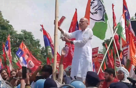 बिहार : एसआईआर के विरोध में महागठबंधन का राजभवन मार्च, ज्ञानेश कुमार के इस्तीफे की मांग