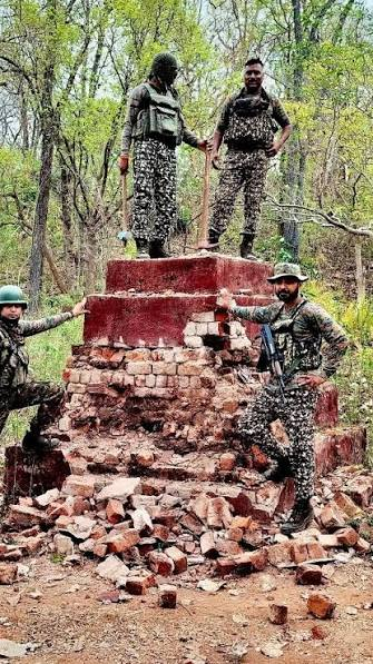 छत्तीसगढ़ : नारायणपुर में सर्च ऑपरेशन के दौरान नक्सल स्मारक तोड़ा गया