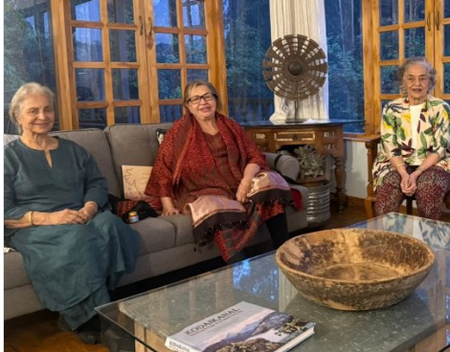 शोर-शराबे से दूर पहाड़ों में छुट्टियां मनाने पहुंची आशा पारेख, हेलेन और वहीदा रहमान