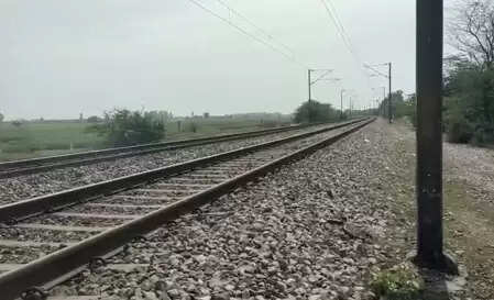 हरदोई में रेलवे ट्रैक पर मिले युवक-युवती के क्षत-विक्षत शव, जांच में जुटी पुलिस