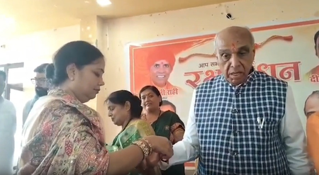 रक्षाबंधन: जगदंबिका पाल को बहनों ने बांधी राखी, इमरान मसूद ने भी निभाया रिश्ता