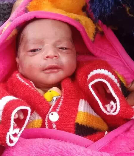 धनबाद के मेडिकल कॉलेज हॉस्पिटल से चुराया गया नवजात बरामद, महिला सहित तीन गिरफ्तार