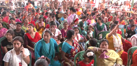 पीएम मोदी के लिए बांग्ला में लिखी किताब, अनोखा तोहफा लेकर बारुईपुर सभा में पहुंची प्रशंसक