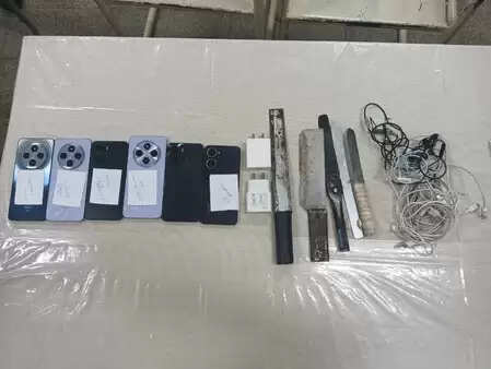 कर्नाटक की जेलों में विशेष सघन अभियान: मोबाइल फोन, चाकू और गांजा जब्त