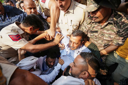 दिल्ली में अरविंद केजरीवाल समेत आप के कई नेता हिरासत में लिए गए