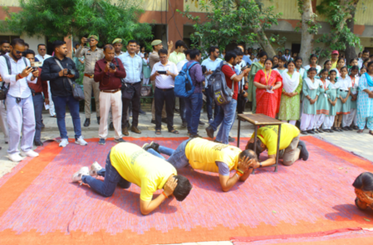 गाजियाबाद : हवाई हमले का मॉक ड्रिल आयोजित कर बच्चों को दी गई जागरूकता की अहम जानकारी