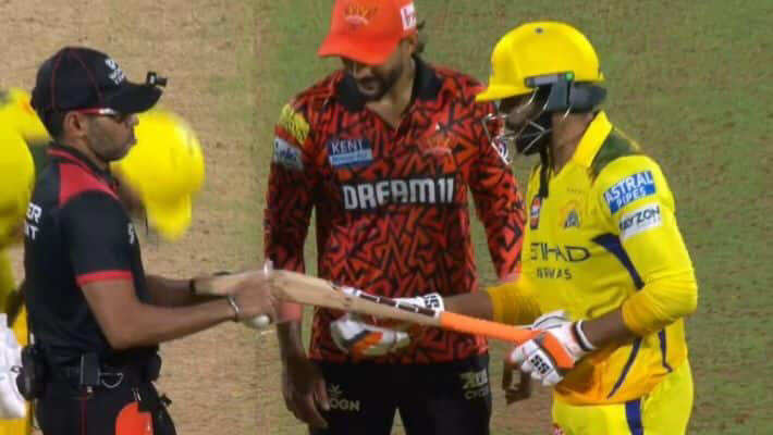 अंपायर ने सरेआम पकड़ा तो मैदान पर बल्ला पटकने लगे रवींद्र जडेजा, फिर करना पड़ा ऐसा काम