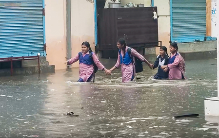 दिल्ली-एनसीआर में भारी बारिश से बुरा हाल, उड़ानें प्रभावित, गुरुग्राम में 'वर्क फ्रॉम होम' की एडवाइजरी जारी