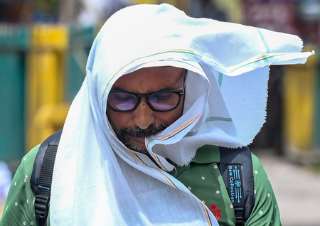 देशभर में कहर बरपा रही गर्मी, कई जगहों पर हीट-वेव की चेतावनी