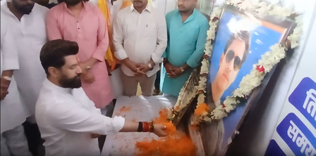 केंद्रीय मंत्री चिराग पासवान ने भरत तिवारी को दी श्रद्धांजलि, परिजन बोले-उनसे बहुत अच्छे से बात की गई