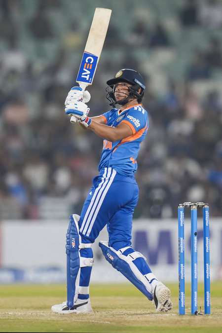 'वह अपनी भावनाएं जाहिर कर देती हैं', धमाकेदार पारी खेलकर हरमनप्रीत के भावुक होने को लेकर बोलीं वेदा कृष्णमूर्ति