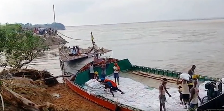 भागलपुर में गंगा नदी का तटबंध ध्वस्त, ऊर्जा मंत्री बुलो मंडल का आवास जलमग्न