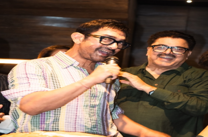 पुरानी यादों में खोए आमिर खान, अशोक पंडित की बर्थडे पार्टी में गाया 'पापा कहते हैं'