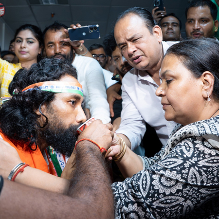झारखंड छात्र आंदोलन : छात्र नेता देवेंद्र नाथ महतो ने खत्म की भूख हड़ताल, हबीबा बोलीं- हेमंत हैं, तो हिम्मत है
