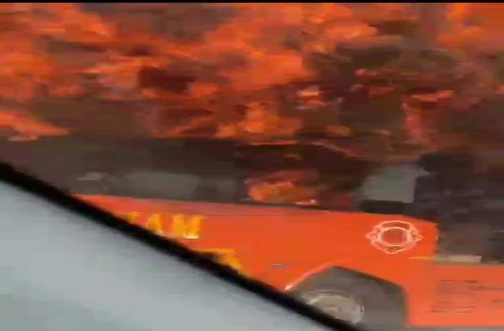 नोएडा एक्सप्रेस-वे पर चलती बस में लगी आग, सवारियों ने कूदकर बचाई जान