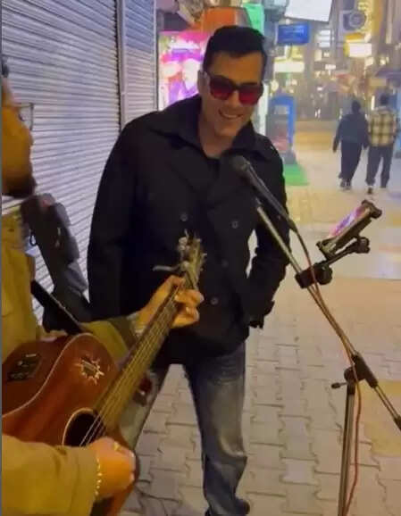 हाथ में माइक पकड़े सड़क पर गाना गाते दिखे सुधांशु पांडेय, बोले- 'बेहद खास रहा यह मौका'