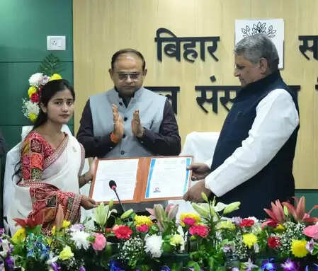 बिहार: जल संसाधन विभाग में अनुकंपा के आधार पर नियुक्त 32 कर्मियों को सौंपा गया नियुक्ति पत्र