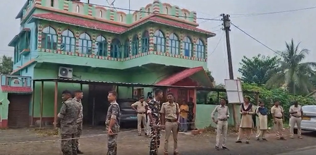 बंगाल पुलिस ने फरार खदान मालिक से संबंधों के आरोप में एक अधिकारी को गिरफ्तार किया