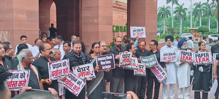 काले कपड़े पहनकर विपक्षी सांसदों का संसद परिसर में विरोध, राहुल और प्रियंका गांधी भी हुए शामिल