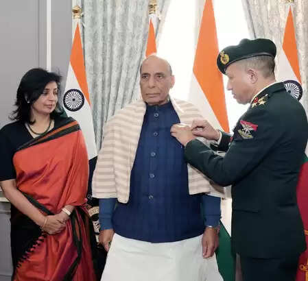 सशस्त्र सेना झंडा दिवस पर रक्षामंत्री राजनाथ सिंह और केंद्रीय मंत्रियों ने किया जवानों को सलाम