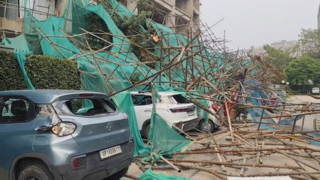 नोएडा में तेज आंधी से निर्माणाधीन बिल्डिंग की शटरिंग गिरी, 14 गाड़ियां क्षतिग्रस्त; बड़ा हादसा टला