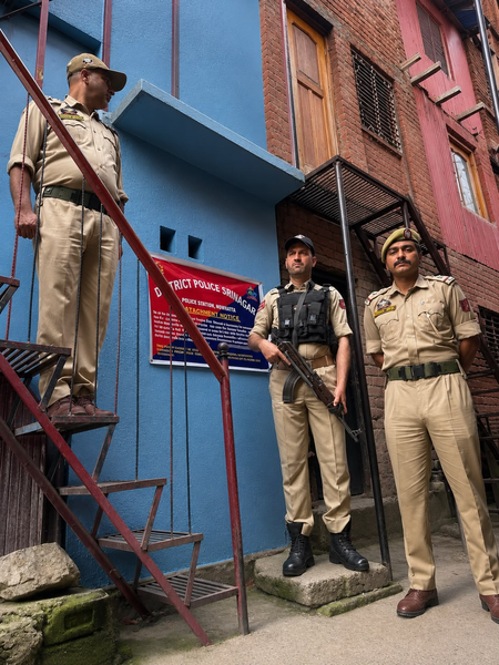 श्रीनगर में ड्रग तस्करों पर बड़ी कार्रवाई, 8 करोड़ कीमत की 10 संपत्तियां जब्त