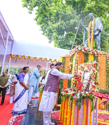 महात्मा गांधी और लालबहादुर शास्त्री का त्याग भारतीयों को हमेशा प्रेरित करता रहेगा : मोहन माझी