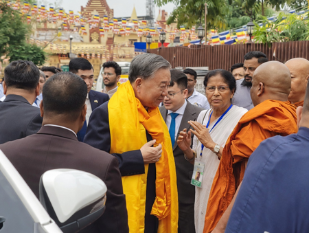 वियतनाम के राष्ट्रपति टो लाम ने महाबोधि मंदिर में प्रार्थना की