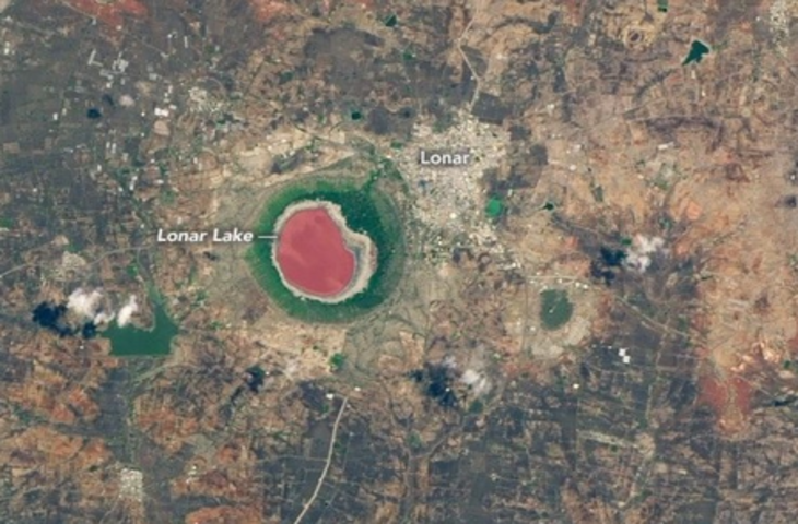 महाराष्ट्र का 50 हजार साल पुराना लोनार झील, जहां रहस्यमयी ढंग से बदलता है पानी का रंग