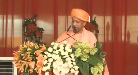 मुख्यमंत्री ने किया ध्वजारोहण, बोले- 'यूपी अब उत्सव का प्रदेश, सुशासन मॉडल के रूप में बना रहा पहचान'