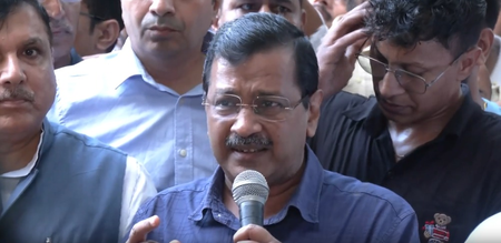 केजरीवाल के तिलक नगर दौरे के दौरान 'आप' समर्थकों ने दिल्ली पुलिस के हेड कॉन्स्टेबल पर किया हमला