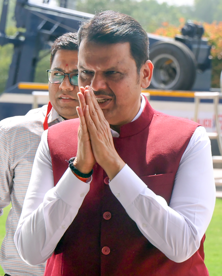 महाराष्ट्र के मुख्यमंत्री ने प्रधानमंत्री मोदी को ऐतिहासिक 12 साल के कार्यकाल के लिए बधाई दी