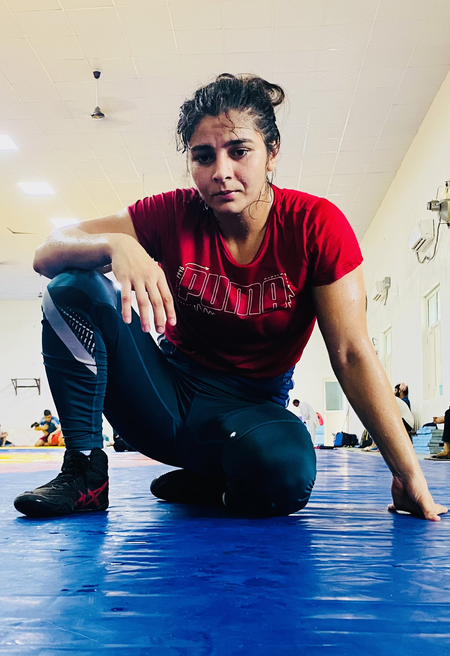 सरिता मोर: एशियाई कुश्ती चैंपियनशिप की स्वर्ण पदक विजेता को ओलंपिक में खेलने का इंतजार