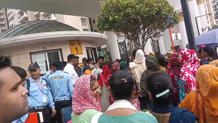 ग्रेटर नोएडा में मेड से मारपीट, सैकड़ों घरेलू सहायिकाओं ने सोसायटी के बाहर किया प्रदर्शन