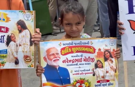 नवसारी में पीएम मोदी का स्वागत करने पहुंची बच्चियां, जन्मदिन की दी एडवांस बधाई