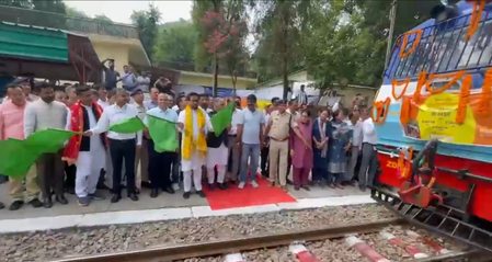 चार साल बाद पटरी पर लौटी जोगिंदर नगर-पठानकोट रेल सेवा, अनुराग ठाकुर ने किया स्वागत