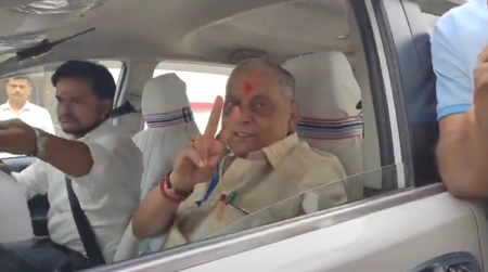 बिहार : मतदान के बीच नीरज कुमार ने दिखाया विक्ट्री साइन, अनंत सिंह बोले-रसगुल्ला वाला चुनाव नहीं