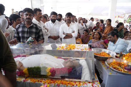 आंध्र के पूर्व मंत्री के घर पर हंगामा, बेटी को पिता का पार्थिव शरीर छूने की इजाजत नहीं मिली