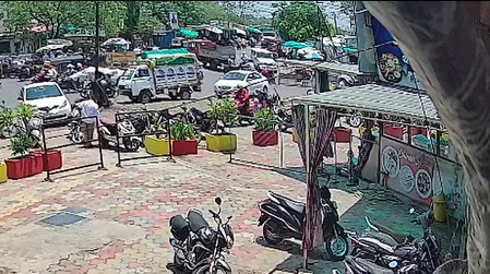 मुंबई : आम खरीदने के चक्कर में गंवा दिए 20 लाख, सीसीटीवी में कैद चोरी की वारदात
